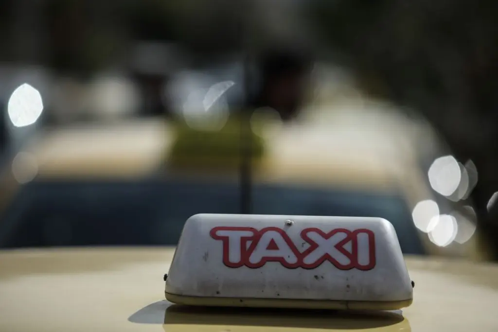 Οδηγός ταξί δέχθηκε σφαίρα ενώ οδηγούσε στην εθνική οδό – Πώς σώθηκε από θαύμα