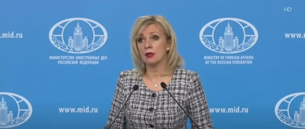 Ζαχάροβα: Επίθεση στην συμμαχία των προθύμων με αναφορές σε θεωρίες συνομωσίας – “Μην ξεχάσετε χαρτοπετσέτες και ζάχαρη”