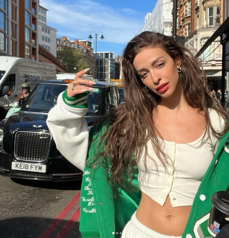 Στο Λονδίνο για καφέ με casual look η Ελένη Φουρέιρα (pics)