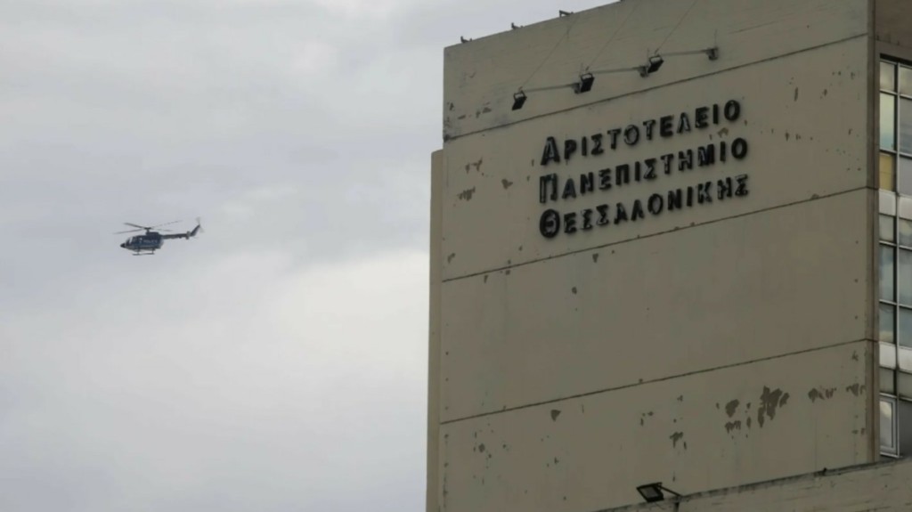 Επεισόδια στο ΑΠΘ – Άγνωστοι πέταξαν πέτρες και φωτοβολίδες εναντίον των ΜΑΤ (vid)
