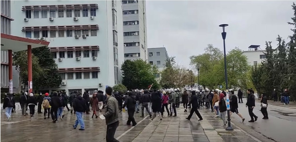 Σοβαρά επεισόδια έξω από το ΑΠΘ με βόμβες κρότου λάμψης