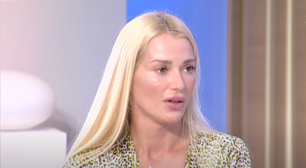 Συγκλονίζει η Βικτώρια Καρύδα 4 χρόνια μετά τη δολοφονία του συζύγου της – “Προσπαθώ να παλέψω” (vid)