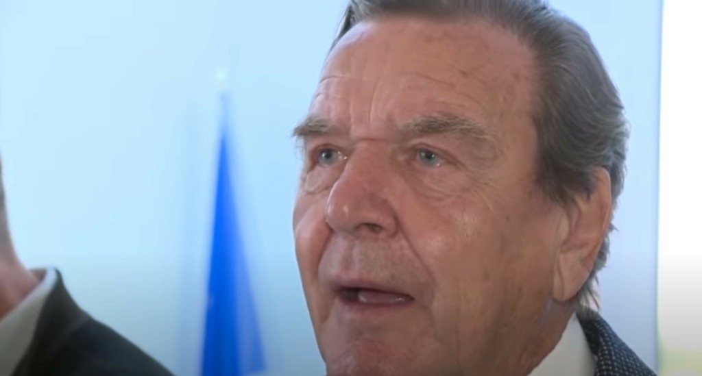 Την τιμωρία του πρώην καγκελάριου Σρέντερ για τη φιλία του με τον Πούτιν ζητούν οι Γερμανοί