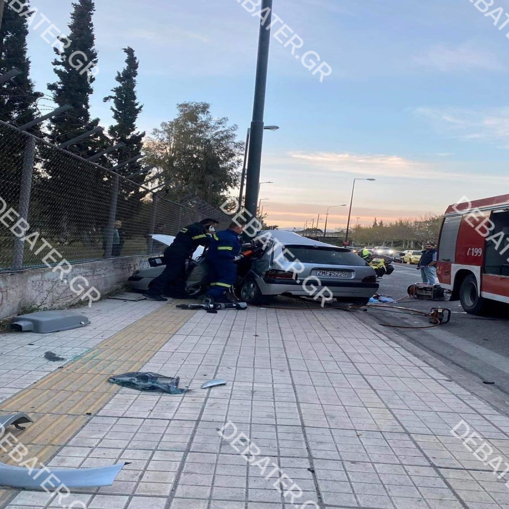Σοκαριστικό τροχαίο στη Βουλιαγμένης – Όχημα μετατράπηκε σε άμορφη μάζα σιδερικών όταν “καρφώθηκε” σε κολώνα (pics)