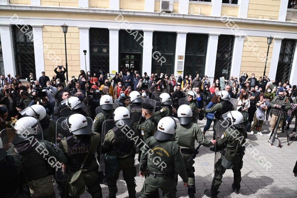 Ύβρεις και αποδοκιμασίες κατά την άφιξη της Ρούλας Πισπιρίγκου στα δικαστήρια – Φώναζαν “ψόφα δολοφόνισσα” (vids)