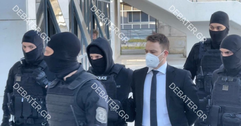 Στα δικαστήρια συνοδεία ισχυρής αστυνομικής δύναμης ο Μπάμπης Αναγνωστόπουλος – Του φώναζαν “φάε ισόβια να ηρεμήσεις” (vids)