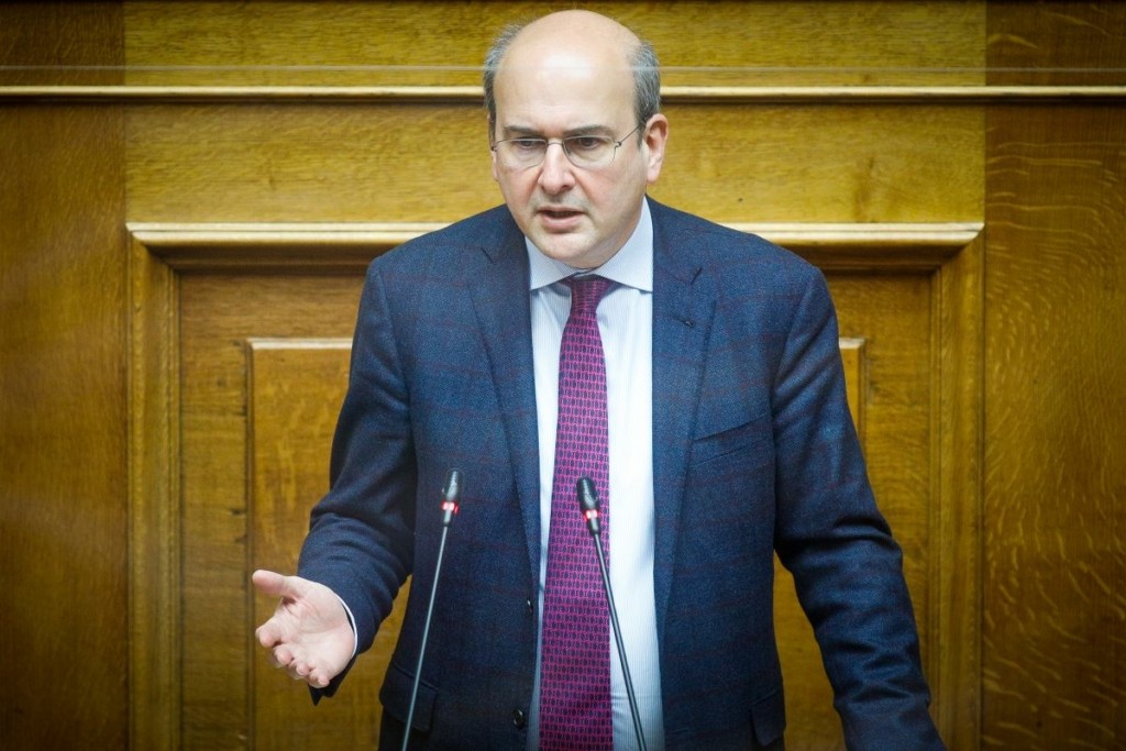 Απάντηση “φωτιά” του Κωστή Χατζηδάκη στον Αλέξη Τσίπρα – “Καλύπτει καταχραστές και απατεώνες;”