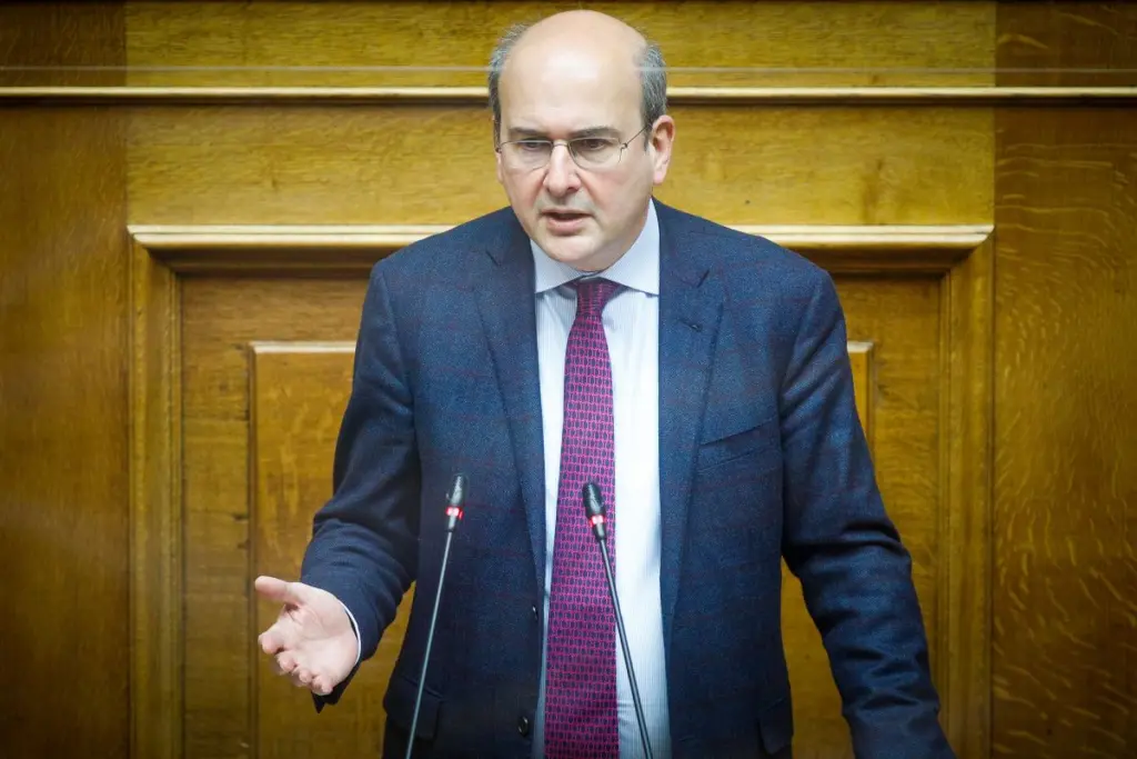 Απάντηση “φωτιά” του Κωστή Χατζηδάκη στον Αλέξη Τσίπρα – “Καλύπτει καταχραστές και απατεώνες;”