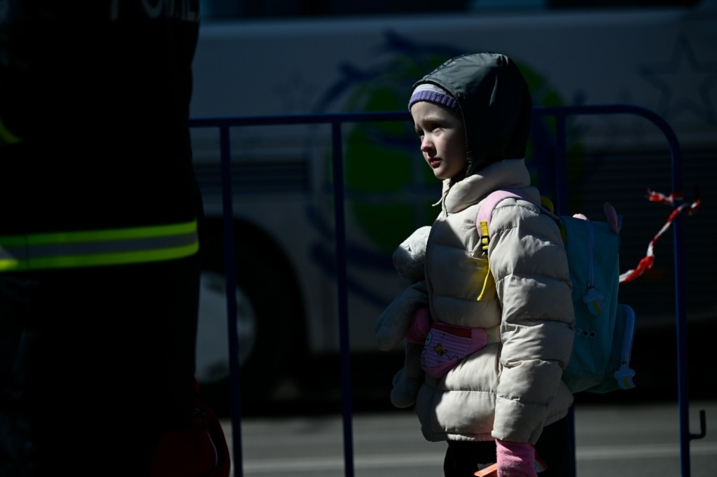 Συγκίνηση από τις μητέρες παιδιών στην Ουκρανία – Γράφουν τα στοιχεία των παιδιών στις πλάτες τους για εύκολη αναγνώριση (vid)