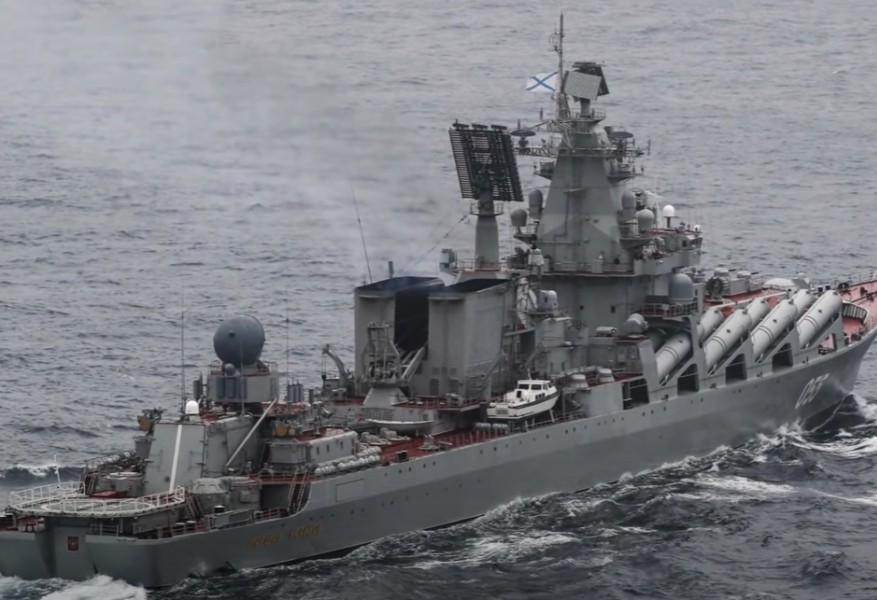 Συγκλονιστικές φωτογραφίες από το φλεγόμενο Moskva λίγο πριν βυθιστεί – “Στημένο” το σκηνικό ή αλήθεια;