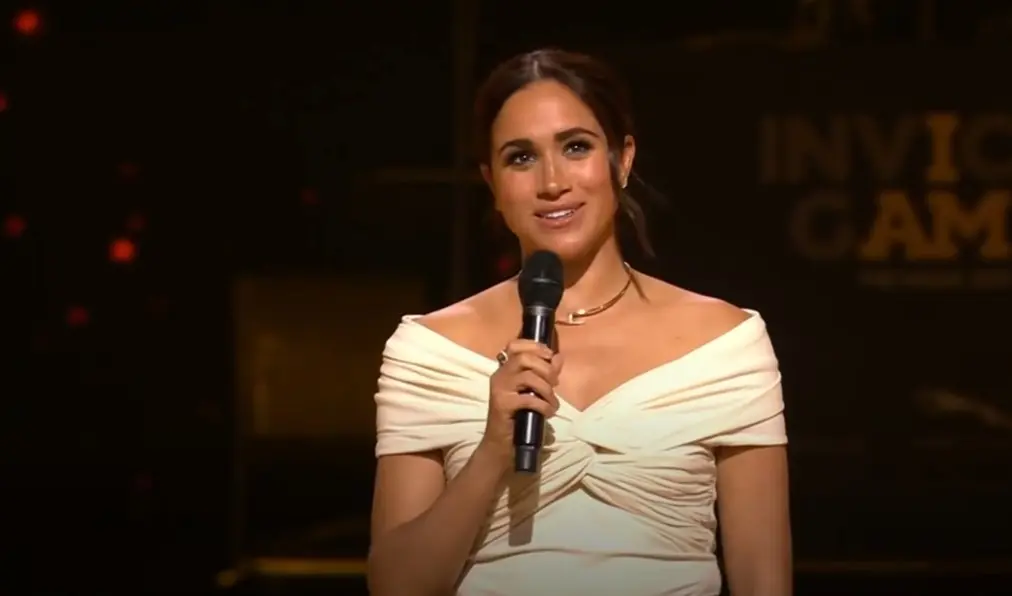 Η σπόντα “μεγατόνων” της Meghan Markle για τη βασιλική οικογένεια στην τελετή έναρξης των Invictus Games (vid)