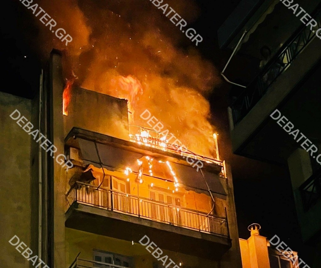 Η στιγμή που δώμα στους Αμπελόκηπους γίνεται παρανάλωμα του πυρός (vid)