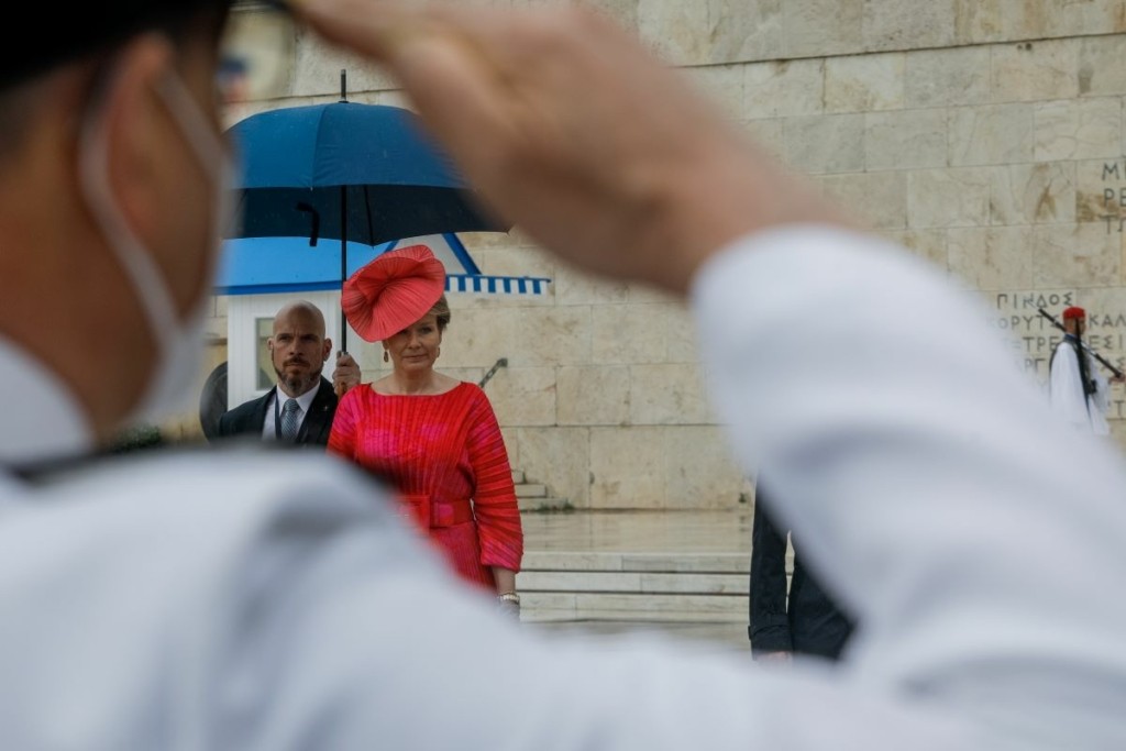 Η στιγμή που ο βασιλιάς Φίλιππος καταθέτει στεφάνι στο μνημείο του Άγνωστου στρατιώτη (pics)
