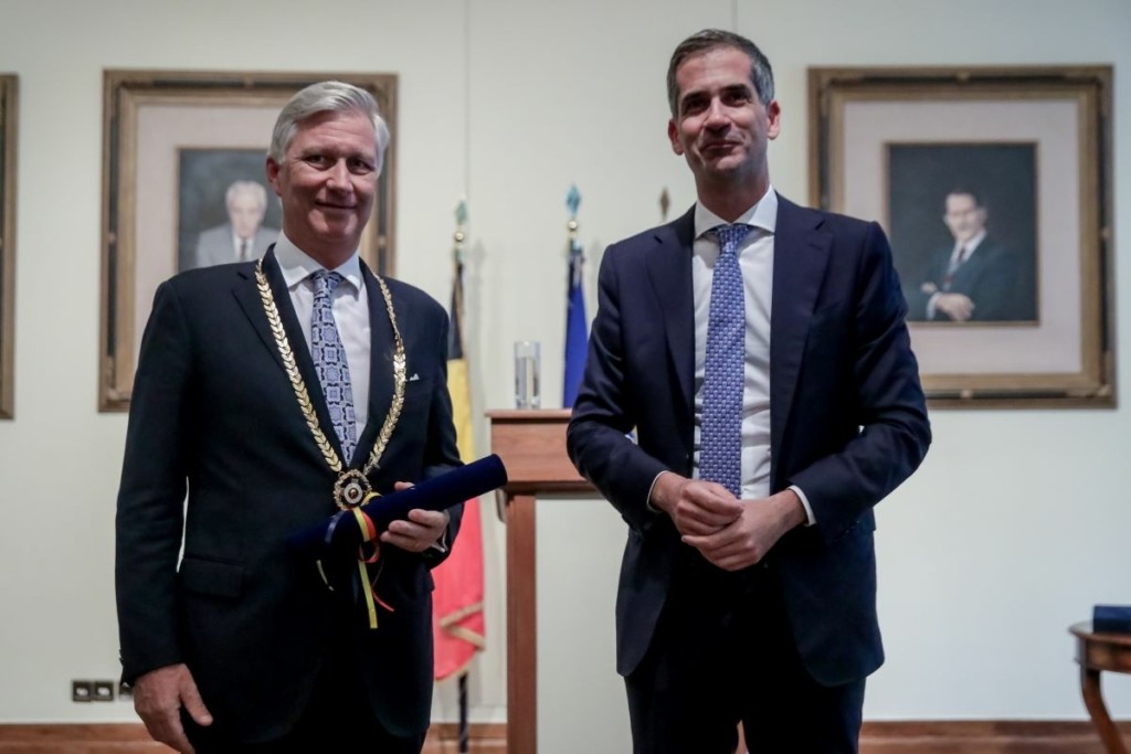 Ο Κώστας Μπακογιάννης απένειμε το Χρυσό Μετάλλιο Αξίας της Πόλεως των Αθηνών στον Βασιλιά Φίλιππο