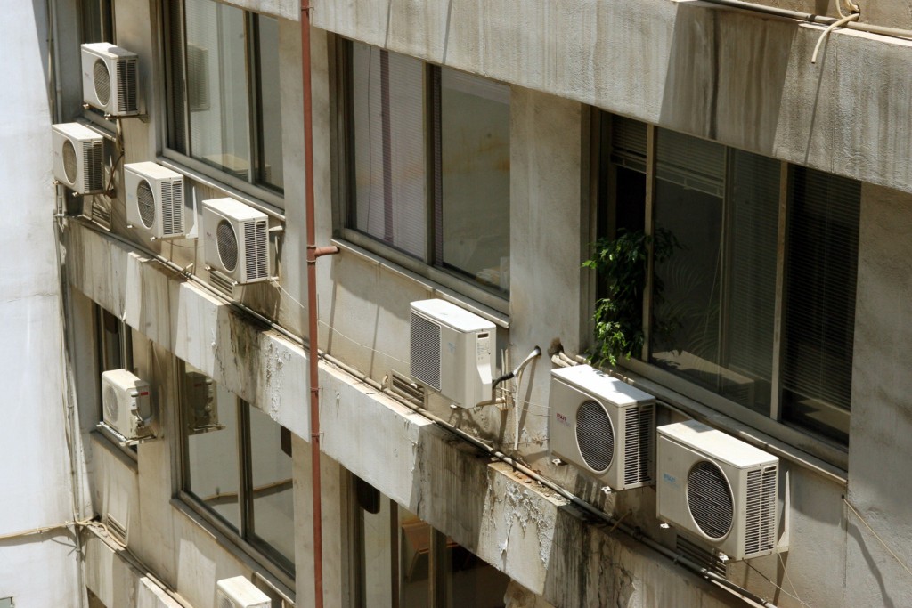 “Παράθυρο” για “κόφτη” στα κλιματιστικά των δημόσιων κτιρίων – Το σχέδιο για  εξοικονόμηση ενέργειας