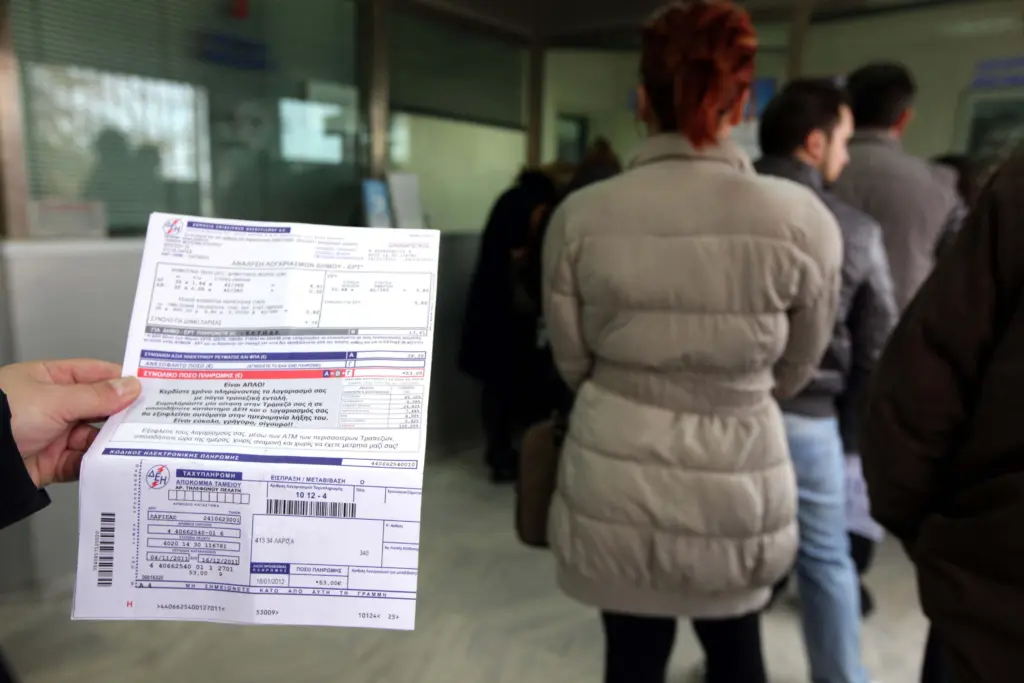 Πώς θα λάβετε τα αναδρομικά έως 600 ευρώ για το ρεύμα – Παραδείγματα για την επιδότηση Μαΐου-Ιουνίου
