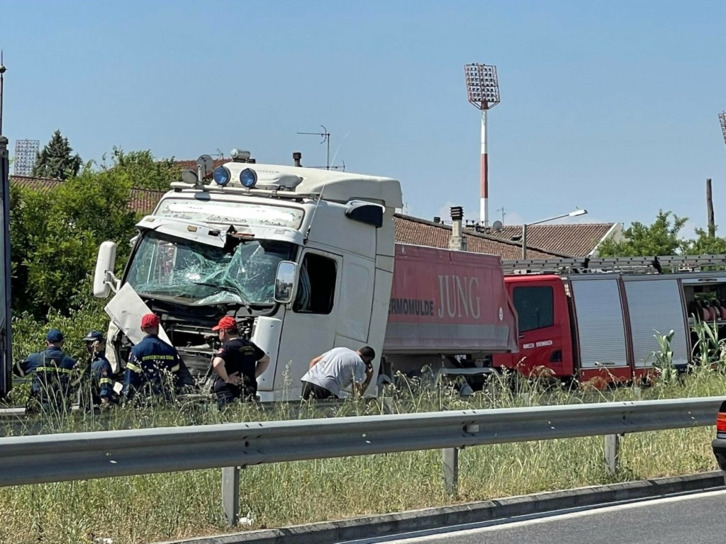 Καραμπόλα τεσσάρων φορτηγών στη Λάρισα – Απεγκλωβίστηκε ένα άτομο (pics)
