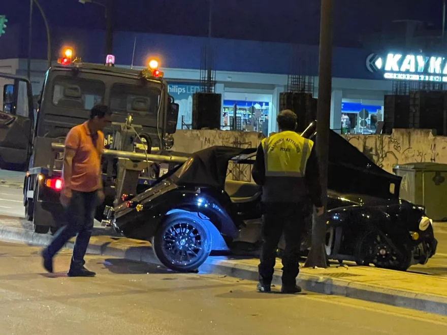 Σοκαριστικό τροχαίο στη Λάρισα – Πολυτελές ΙΧ καρφώθηκε σε κολώνα (pics)