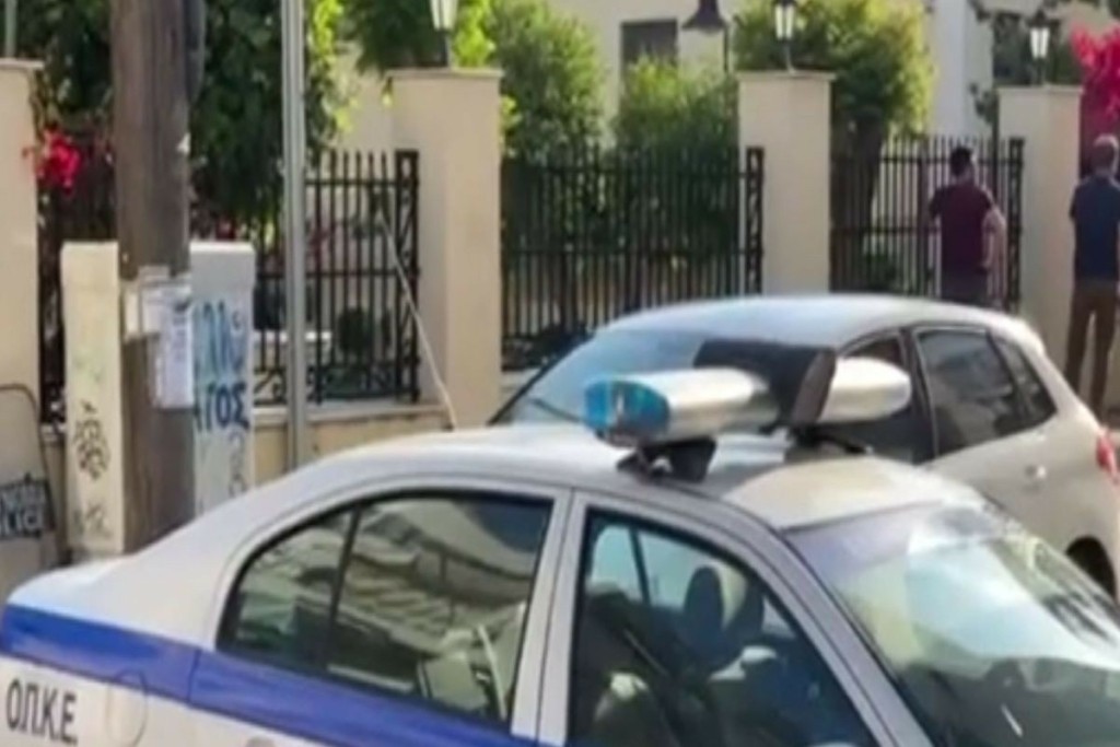 Συναγερμός στην Καλαμάτα – Νεαρός με ρόπαλο μπήκε στον κήπο τράπεζας (vid)