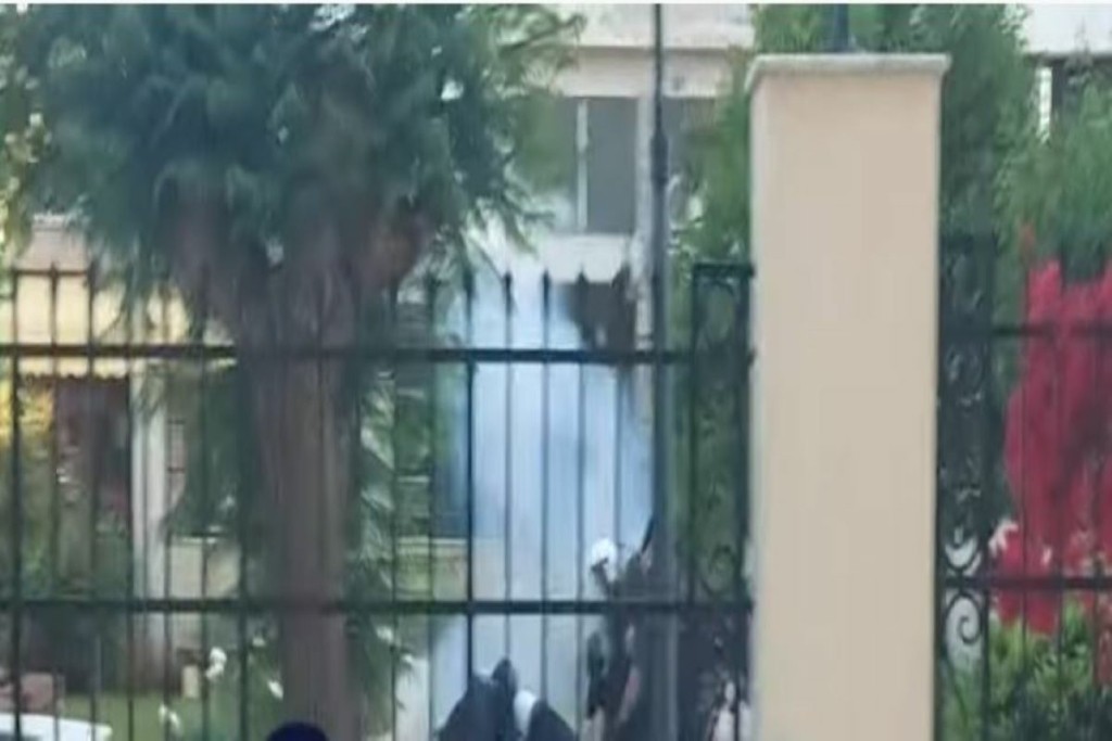 Η στιγμή που άνδρες της αστυνομίας ρίχνουν στο έδαφος τον άνδρα που μπήκε στον κήπο τράπεζας στην Καλαμάτα με το αυτοκίνητο του (vid)