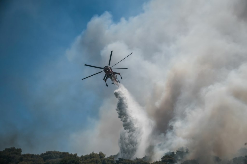 Η ενημέρωση από την Πολιτική Προστασία και την Πυροσβεστική για τη φωτιά στη Βούλα – “Έχουμε μπροστά μας ένα σκληρό καλοκαίρι” 