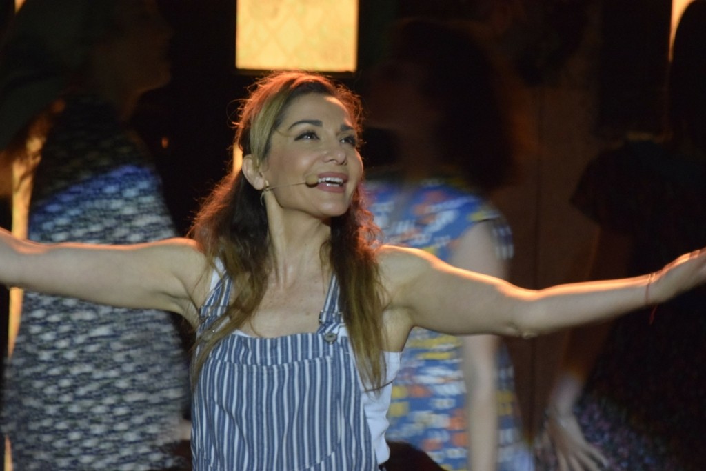 Η Δέσποινα Βανδή λύνει το “μυστήριο” – Παντρεύεται με τον Βασίλη Μπισμπίκη; (vid)