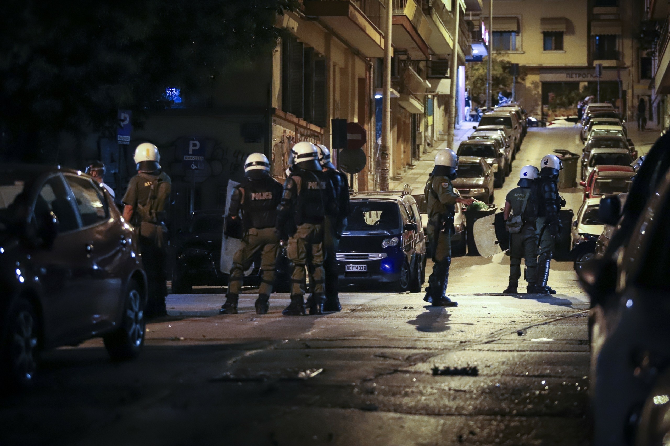 Επίθεση με μολότοφ και πέτρες σε αστυνομικούς έξω από το ΑΠΘ