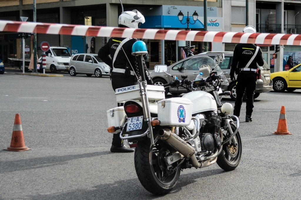 Του επιτέθηκαν με μαχαίρι έξω από το μετρό Νομισματοκοπείο – Του πήραν κινητό και χρήματα