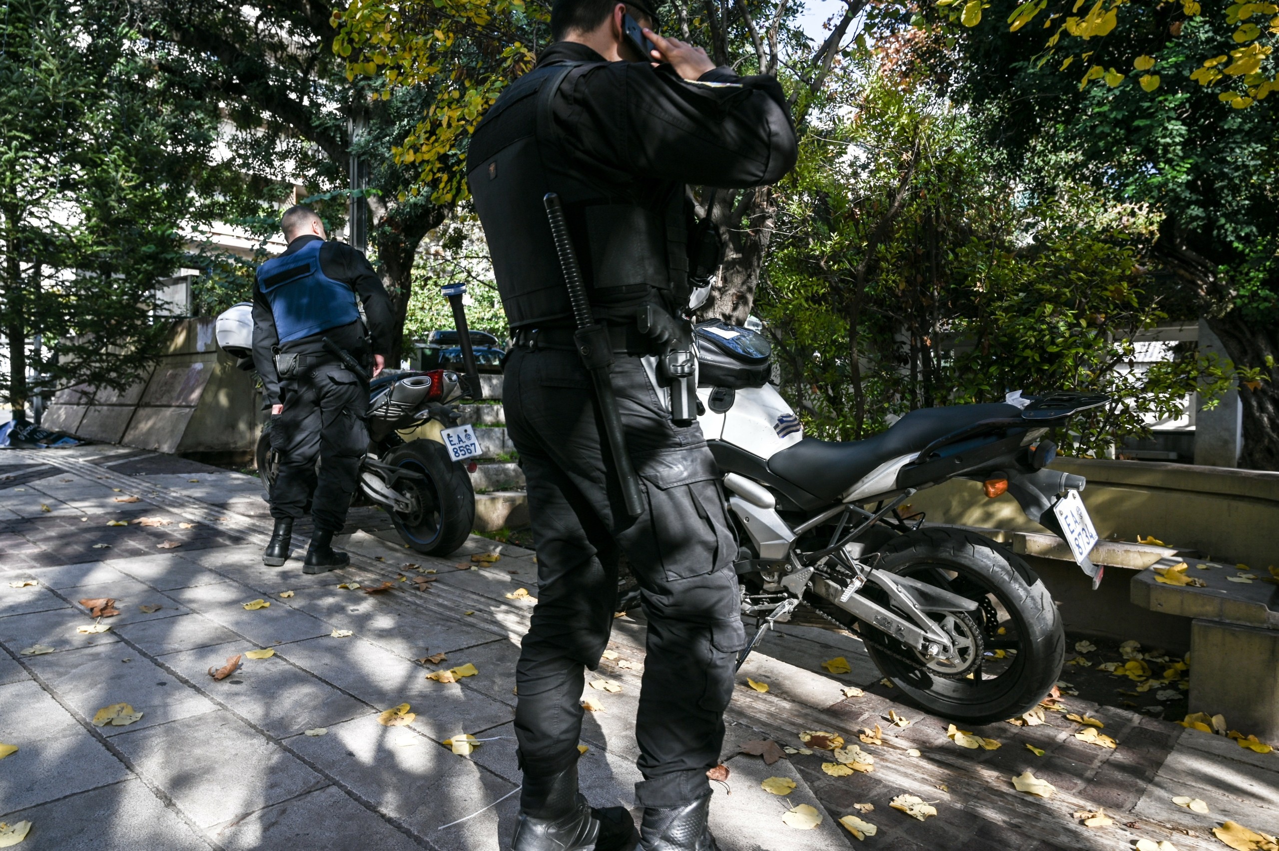 Συναγερμός στο κέντρο της Αθήνας – Σχολική τσάντα πήρε φωτιά