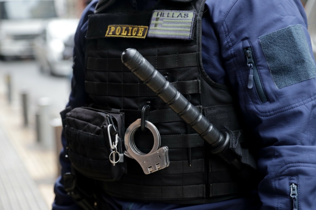 Χειροπέδες σε 15χρονο στο Παλαιό Φάληρο που απειλούσε με μαχαίρι συνομηλίκους του