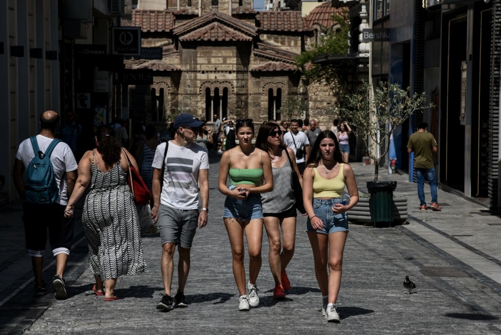 “Πέφτουν” οι μάσκες από σήμερα 1η Ιουνίου στους εσωτερικούς χώρους – Οι εξαιρέσεις – Τι ισχύει για σχολεία και ταξίδια