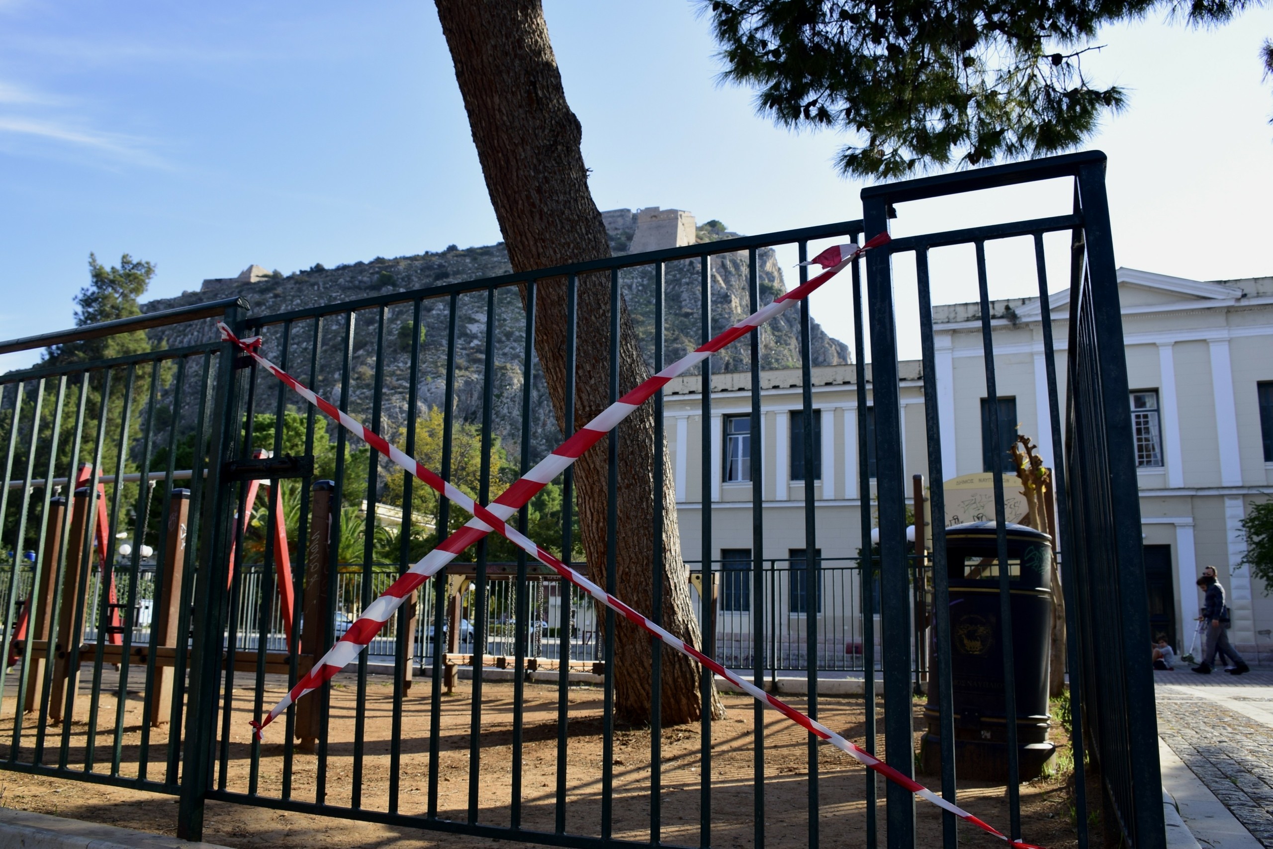 Βγήκαν μαχαίρια σε παιδική χαρά στη Θεσσαλονίκη – Δύο τραυματίες (vid)