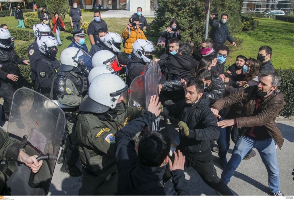 Επεισόδια στο τμήμα Βιολογίας του ΑΠΘ – Τραυματίστηκε φοιτητής (vid)