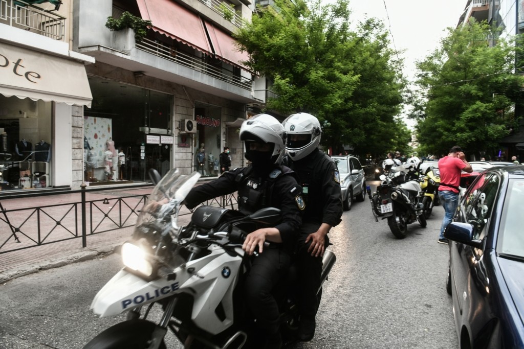 Κινηματογραφική η σύλληψη του ανήλικου για τη συμπλοκή στο Άλσος Βεΐκου – Τον κατέβασαν από το σχολικό