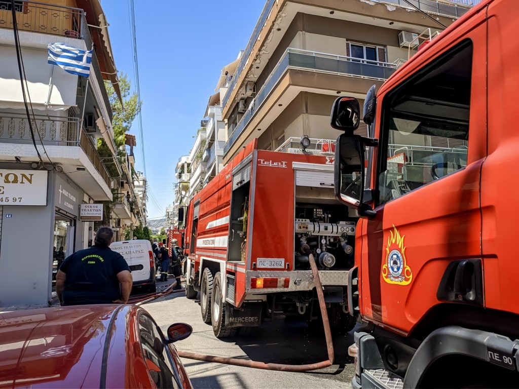Φωτιά σε διαμέρισμα στο Νέο Ψυχικό – Ανασύρθηκε γυναίκα χωρίς τις αισθήσεις της