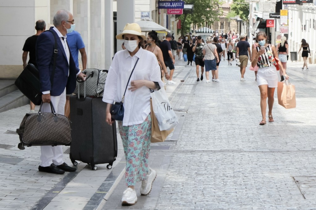 Τι θα κρίνει την επαναφορά μέτρων για τον κορονοϊό το φθινόπωρο – Τα σενάρια που εξετάζονται