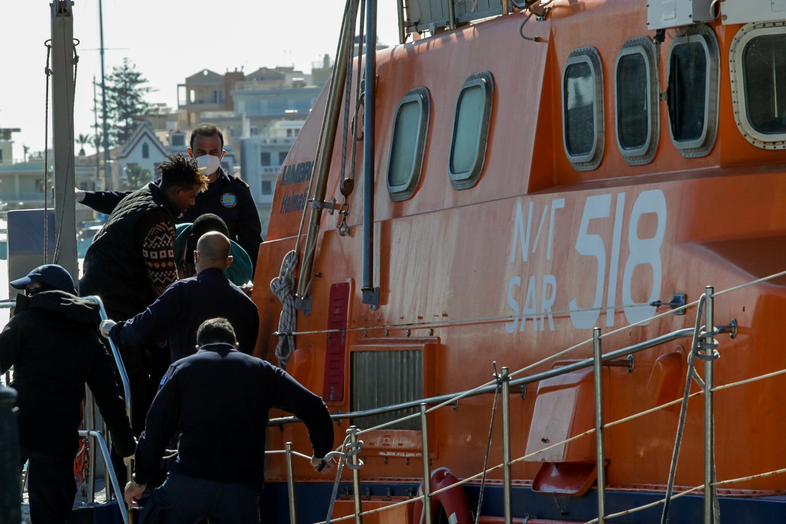 Στο λιμάνι της Ρόδου οι 21 μετανάστες που διασώθηκαν μετά την ανατροπή λέμβου