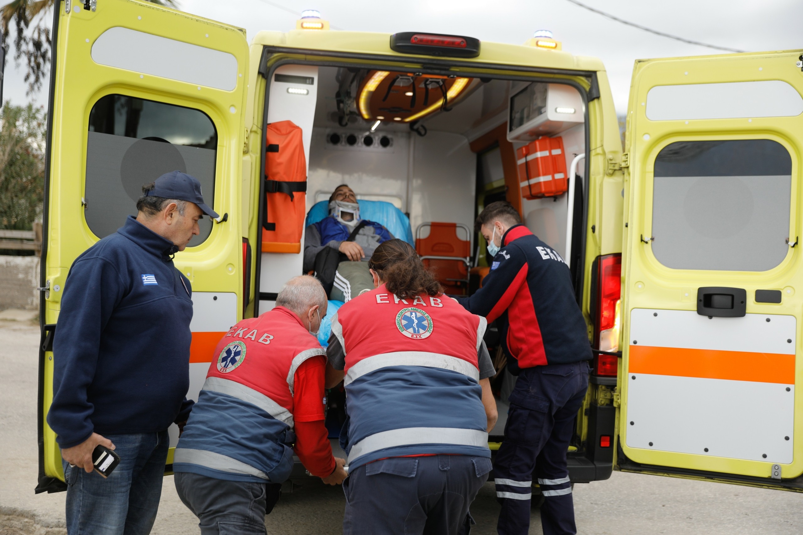 Σοκαριστικό τροχαίο στη Σαλαμίνα – Αυτοκίνητο με δυο παιδιά μέσα έπεσε από ύψος 20 μέτρων στη θάλασσα (pic)