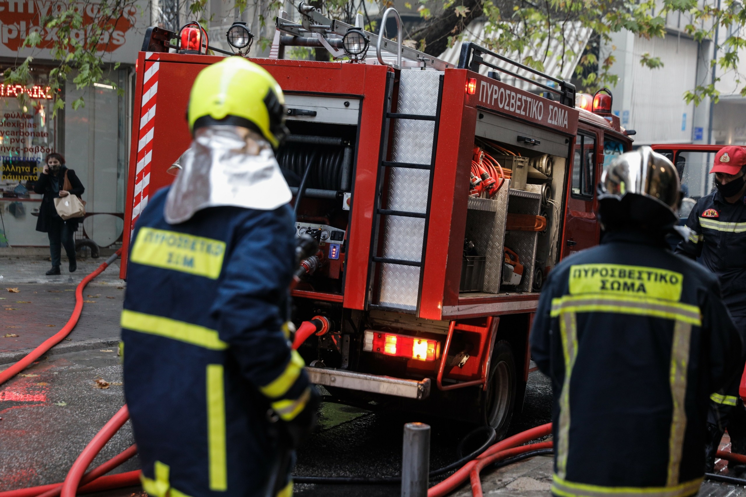 Υπό έλεγχο η φωτιά σε διώροφο κτίριο στο κέντρο της Αθήνας – Δυο άτομα απεγκλωβίστηκαν (vid)
