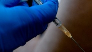 Έμπολα: Πρώτος εθελοντής έλαβε πειραματικό εμβόλιο για το στέλεχος Μπουντιμπούγκιο