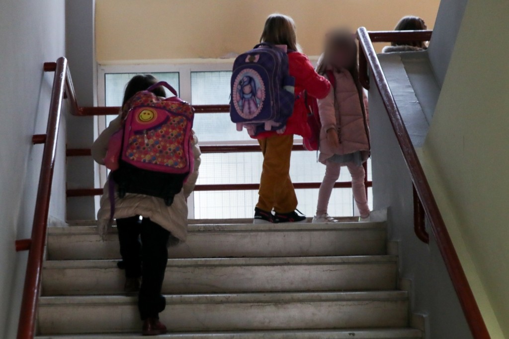 Τι θα γίνει αν υπάρξει κρούσμα κορονοϊού σε σχολείο – Πώς θα γίνονται οι εκδρομές (vid)