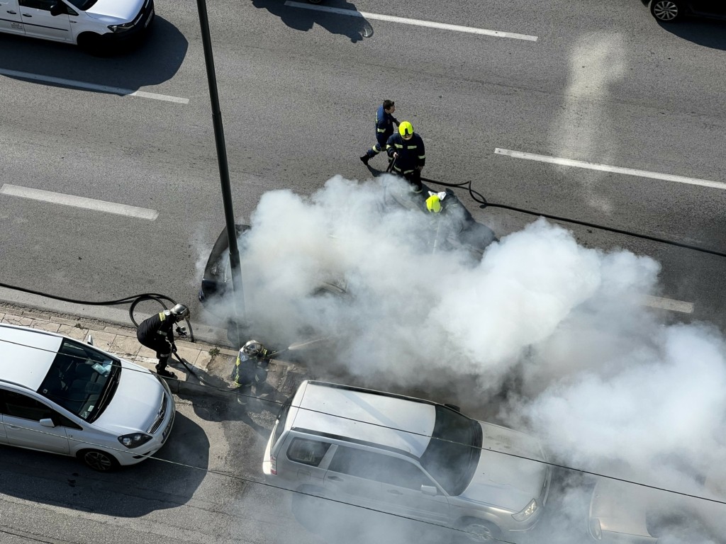 Φωτιά σε ΙΧ στον Σκαραμαγκά – Αυξημένη κίνηση στη λεωφόρο Αθηνών