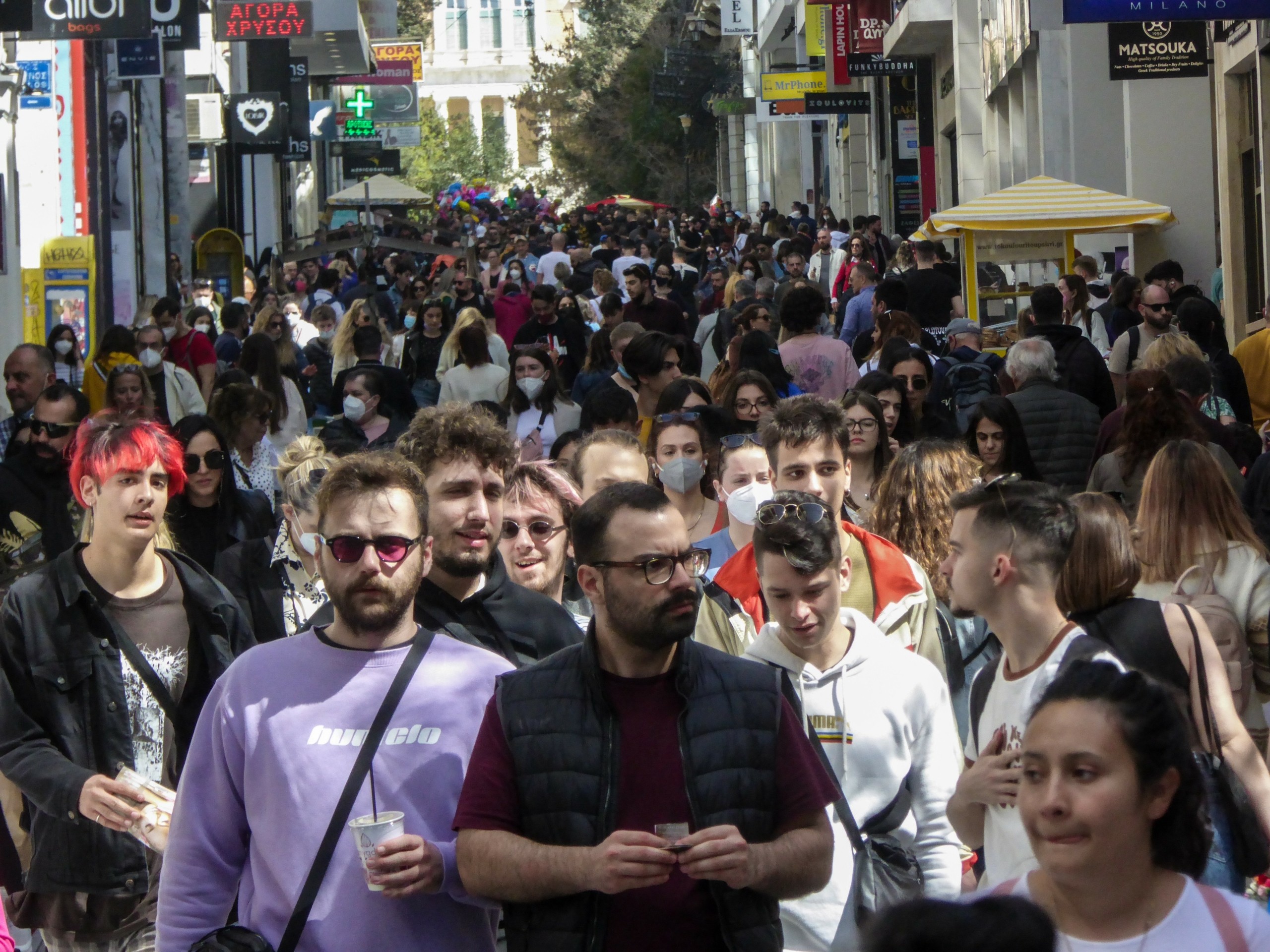 Ανοικτά σήμερα Κυριακή τα καταστήματα στο πλαίσιο των ενδιάμεσων εκπτώσεων