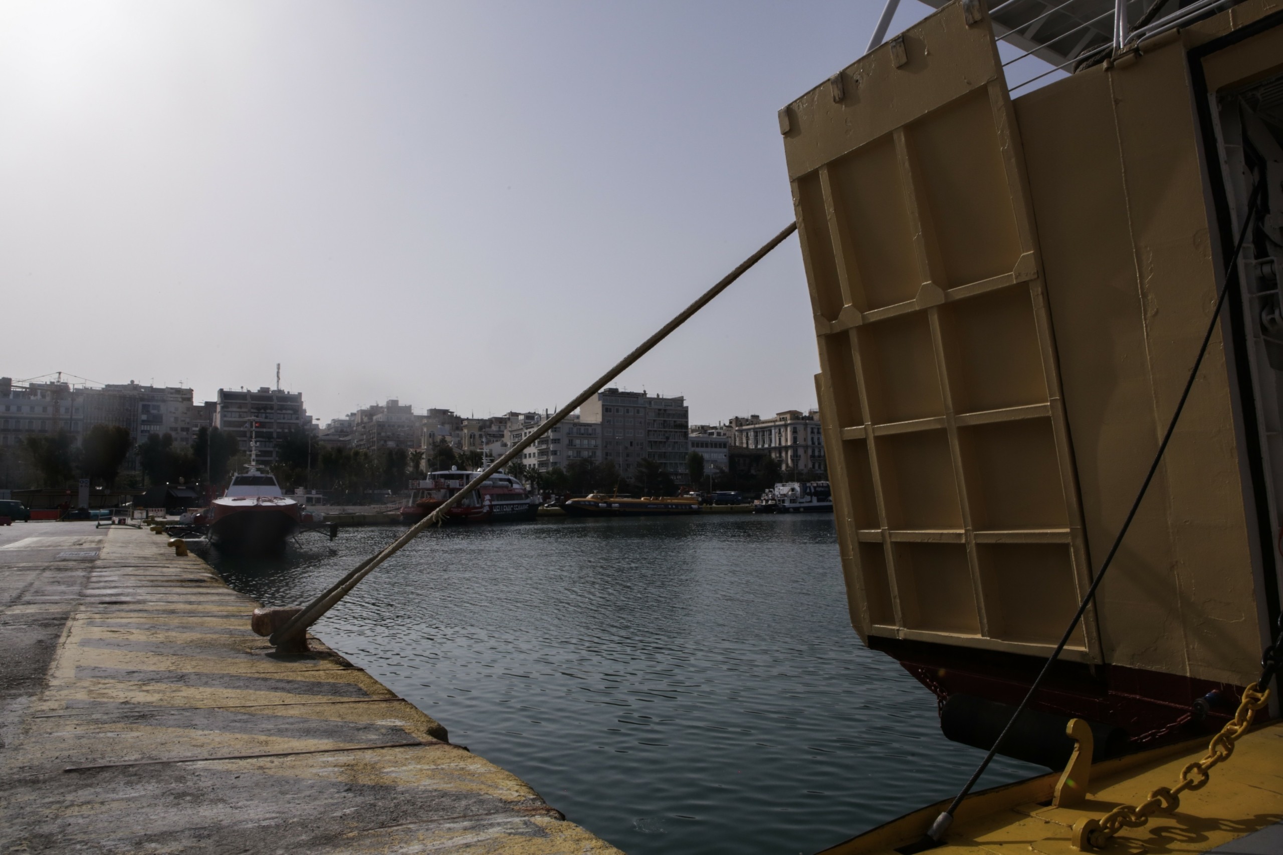 Κρίσιμες ώρες για 5χρονη – Ανασύρθηκε λιπόθυμη από το λιμάνι του Πειραιά – Νοσηλεύεται στη ΜΕΘ