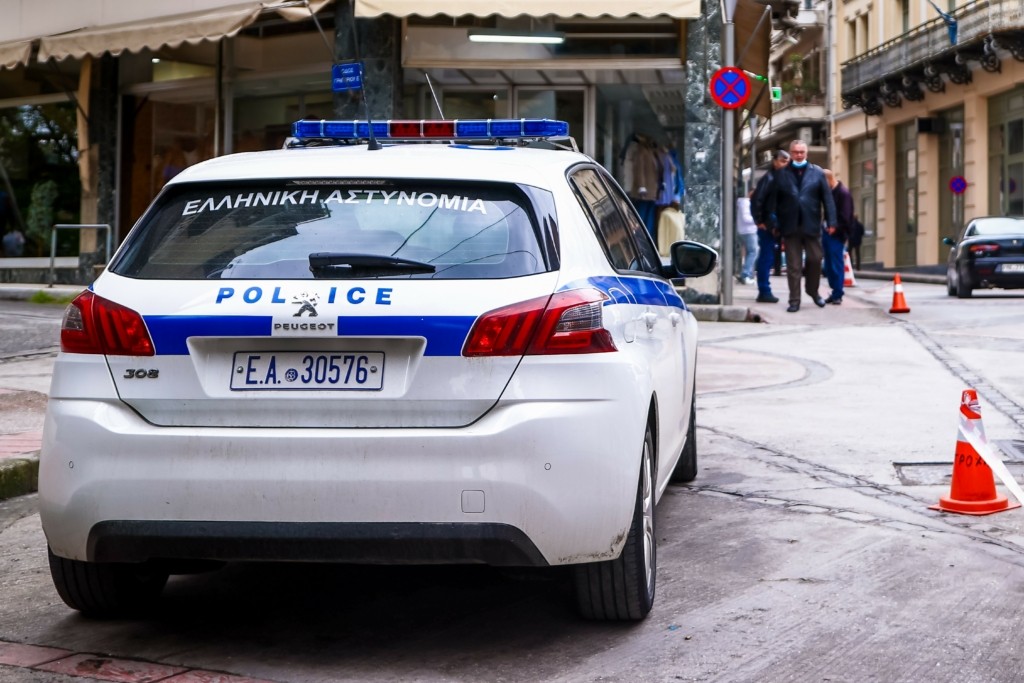 Οδηγός σε αμόκ παρέσυρε και σκότωσε δύο άτομα στη Μονεμβασιά – Εμβόλισε και περιπολικό (pic)