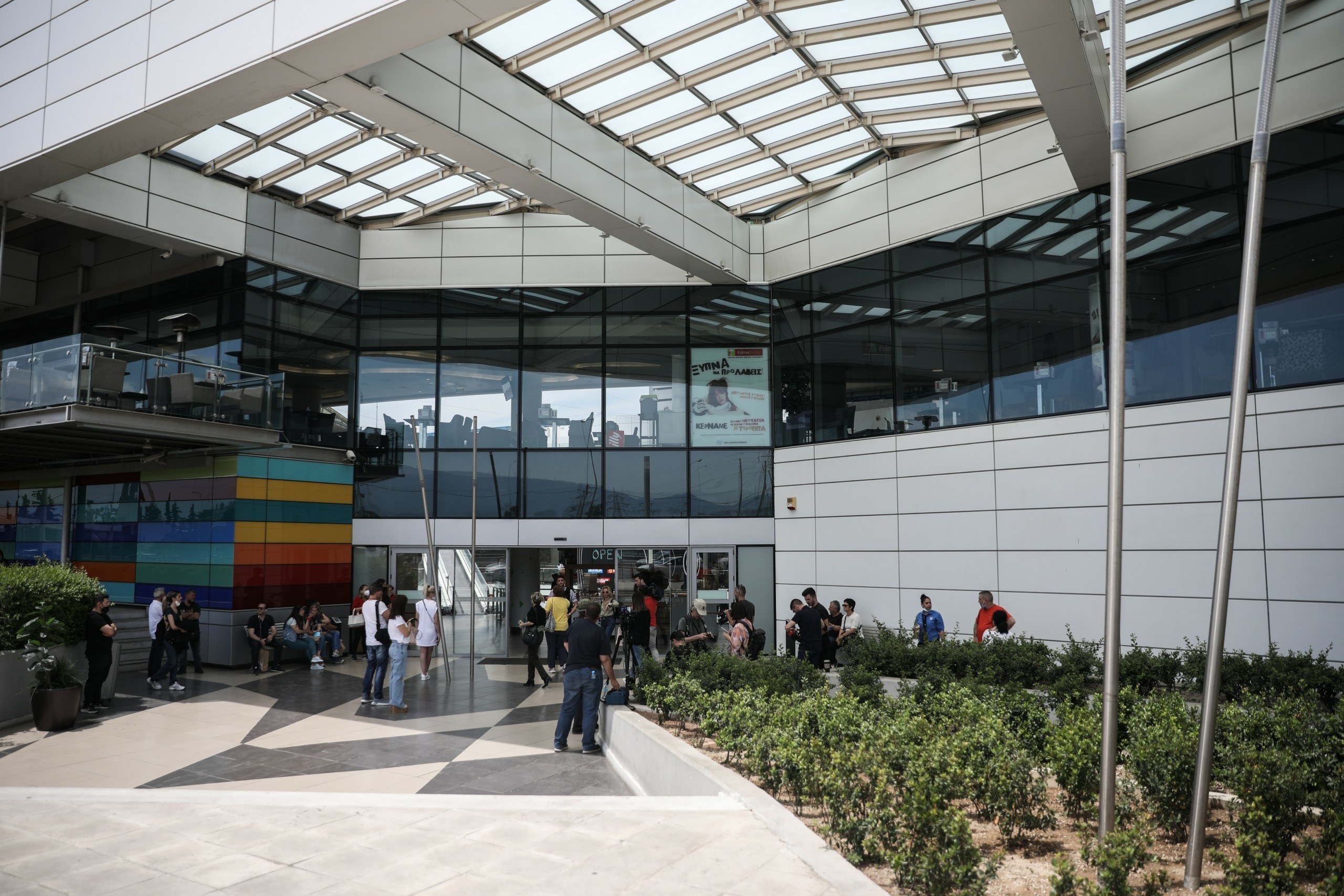 Νέες εικόνες μετά την εισβολή του ΙΧ στο River West – Τα πρώτα λόγια του οδηγού στους αστυνομικούς (pics&vids)