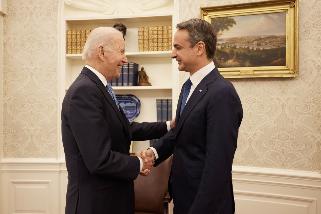 Η ιστορία πίσω από την περιβόητη γαλανόλευκη γραβάτα του Μπάιντεν – Ο ρόλος του Τέρενς Κουίκ (pics)