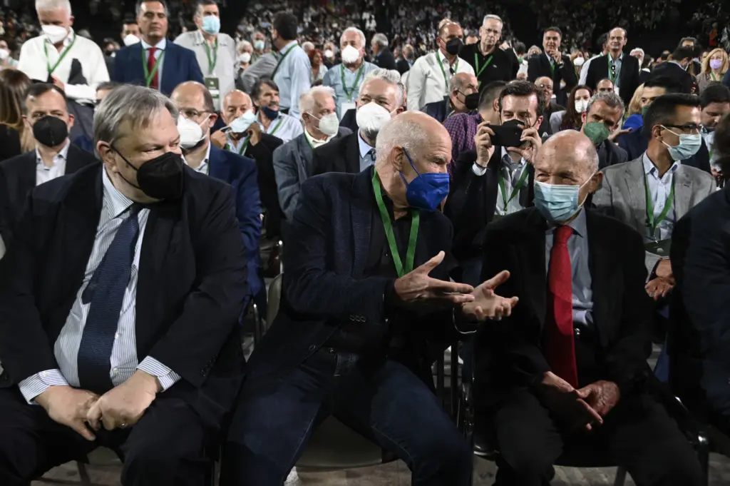 Οι τρεις πρώην πρόεδροι του ΠΑΣΟΚ σε μία αμήχανη πόζα στο συνέδριο (pics)