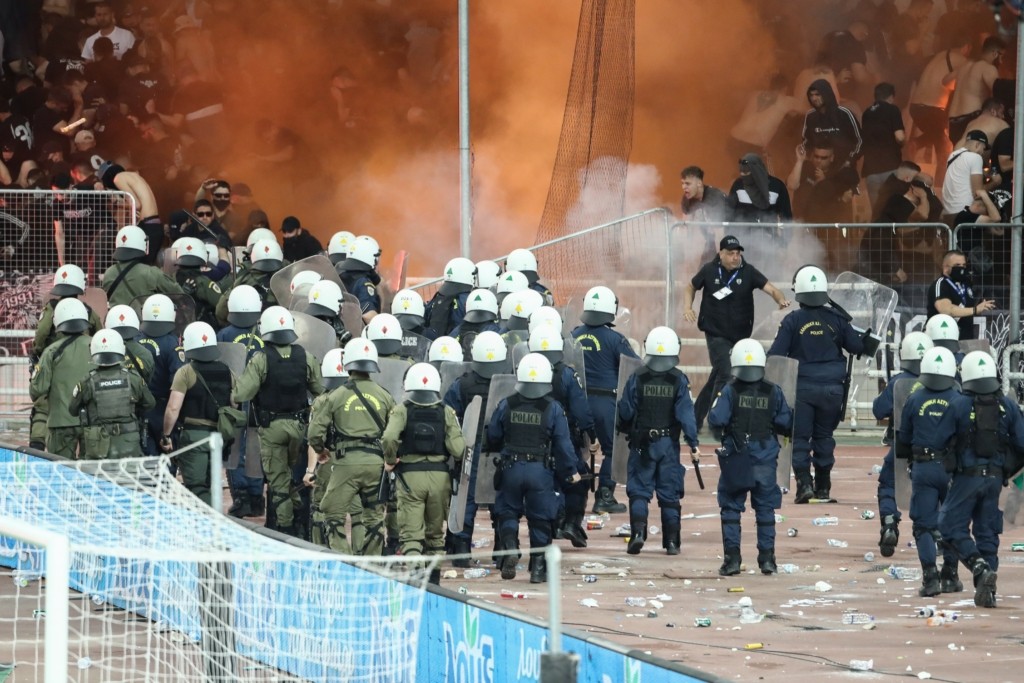 “Βροχή” συλλήψεων στον επεισοδιακό τελικό Κυπέλλου – Κατασχέθηκαν βεγγαλικά, φωτοβολίδες, καπνογόνα (vid)