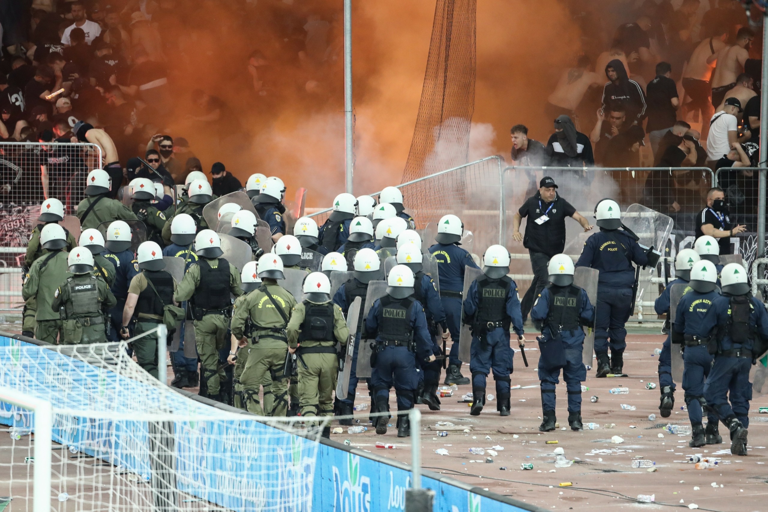 “Βροχή” συλλήψεων στον επεισοδιακό τελικό Κυπέλλου – Κατασχέθηκαν βεγγαλικά, φωτοβολίδες, καπνογόνα (vid)